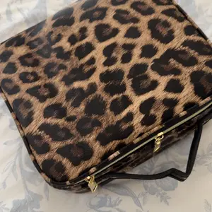 GORISGARMO Travel Makeup Bag with LED mirror Cosmetic Bag Adjustable Dividers, Makeup Organizer Bag with Lighted Mirror 3 Color Scenarios Adjustable Brightness,Waterproof, Professional Cosmetic Artist Organizer.Perfect Christmas Gift For Friend & Family.