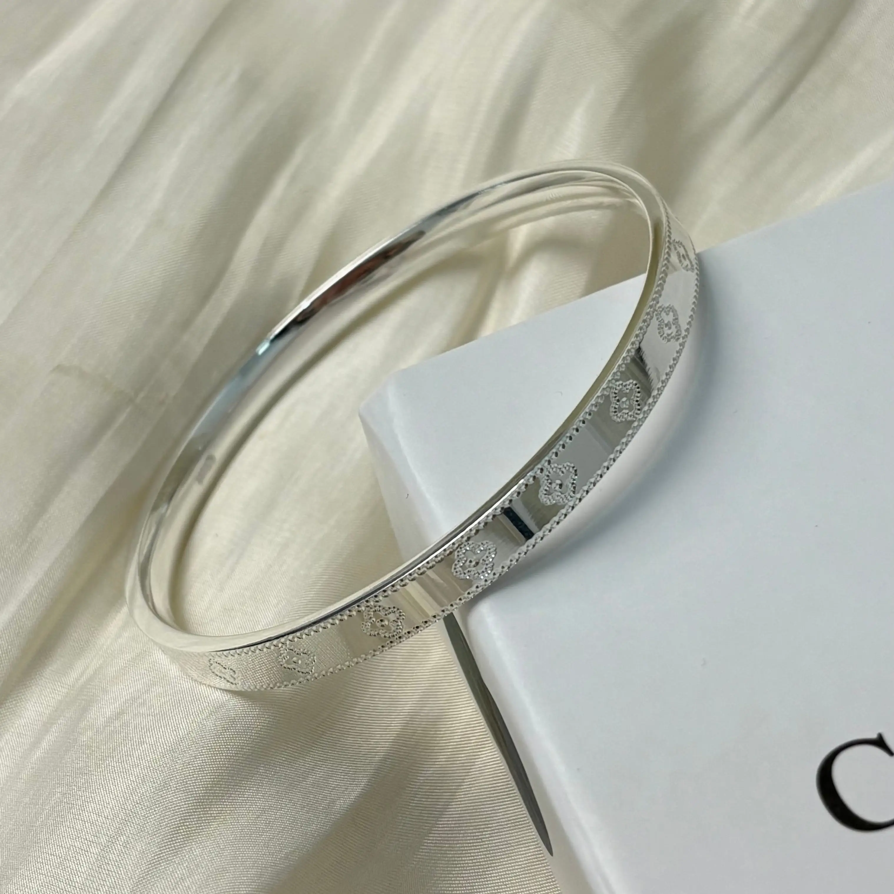 Women's S925 Fine Silver Exquisite Bracelet - Lucky 4-Leaf Clover Bangle, Elegant Beaded-Edge Adjustable Cuff, High Polish Hanging Home Decor for Anniversary, Auspicious Birthday Supplies