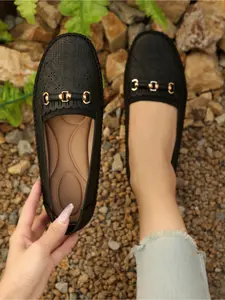 A pair of women's new spring and autumn round-toe flat shallow slip-on shoes with stitched design, metal buckle design, soft sole, lightweight and comfortable casual shoes, grandma shoes, walking shoes