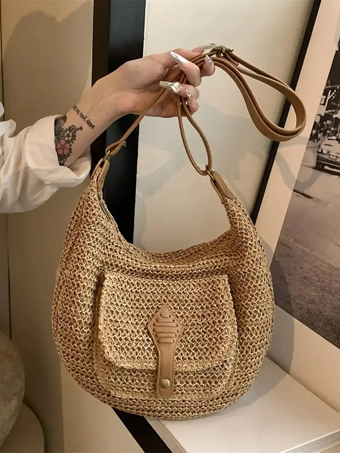 Holiday-style woven crescent bag, Straw Bag, Casual Crossbody Bags, Casual Fashion Bag, retro casual minimalist large-capacity textured crossbody bag with an external pocket design, suitable for carrying essentials and perfect for shopping or outings