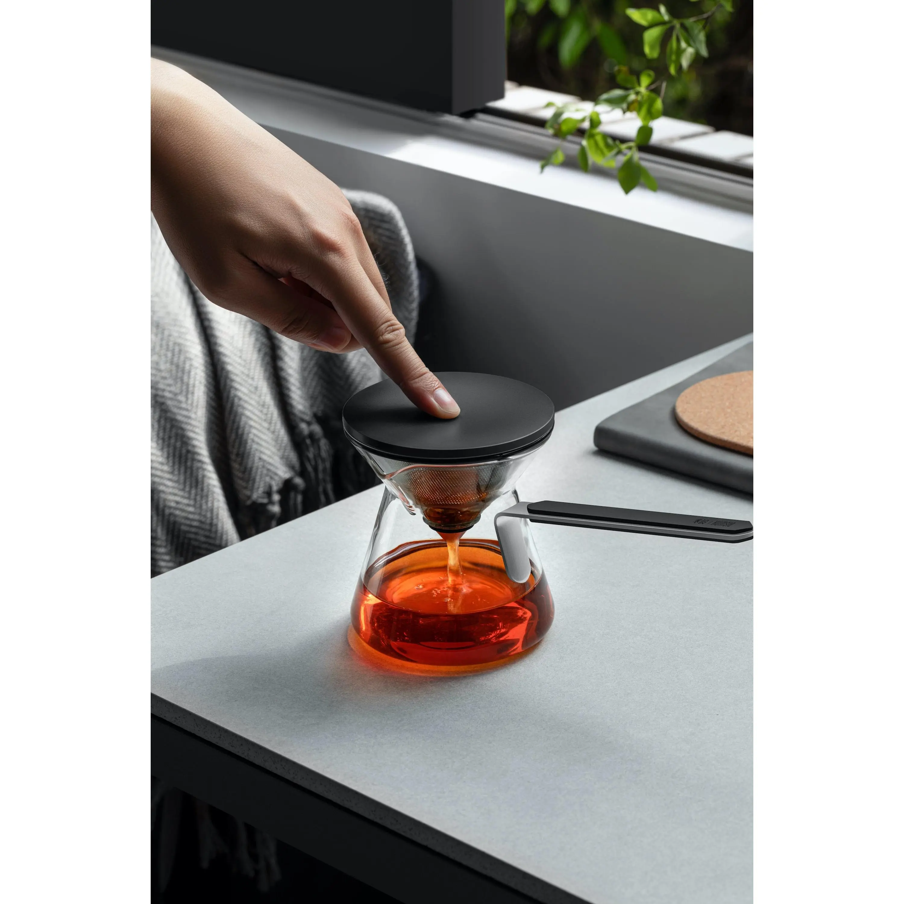 CHIVALROUS MAGNETIC SUCTION TEAPOT