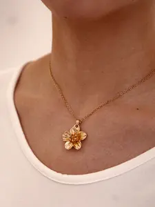 Metal Folded Flower Pendant Necklace, Vintage High-End Fashion, Elegant Petal Clavicle Chain, Statement Jewelry for Women, Floral Pattern, Vintage Charm, Statement Piece