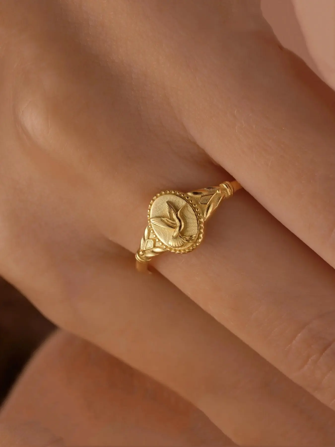 Elegant Women Golden Hummingbird Signet Ring Minimalist Golden Ring Daily Birthday Party Jewelry Rings Fashion Rings Unique Rings Mother's Day Anniversary Gift, Christmas Gift, Elegant Everyday Ring