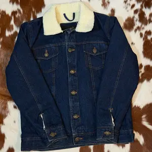 Chamara de Mezclilla Denim Jacket with Faux Fur Collar and Button Front Closure for Casual Wear
