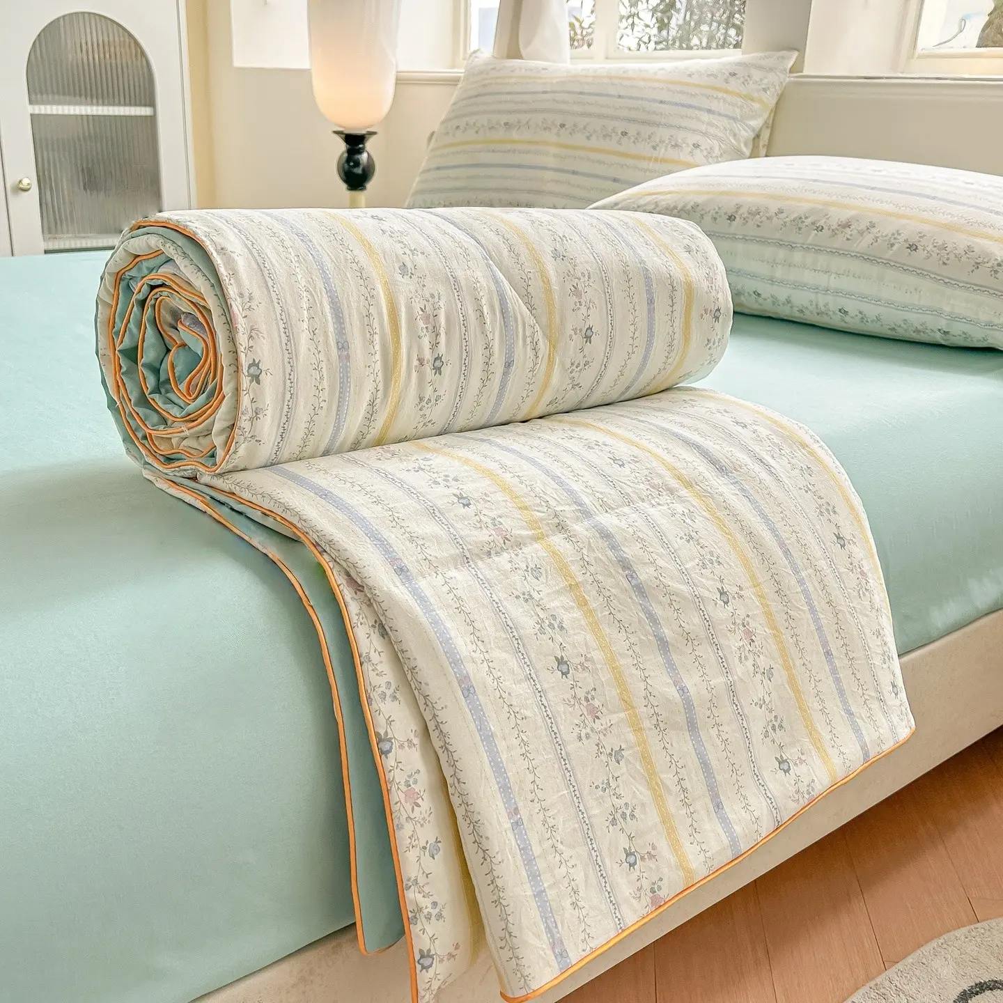Striped and floral pattern summer quilt, soft and breathable summer thin blanket, an air conditioning blanket suitable for summer bedrooms, offices, beds, living rooms, and home, Soft Lightweight Quilts, Floral Print Quilt