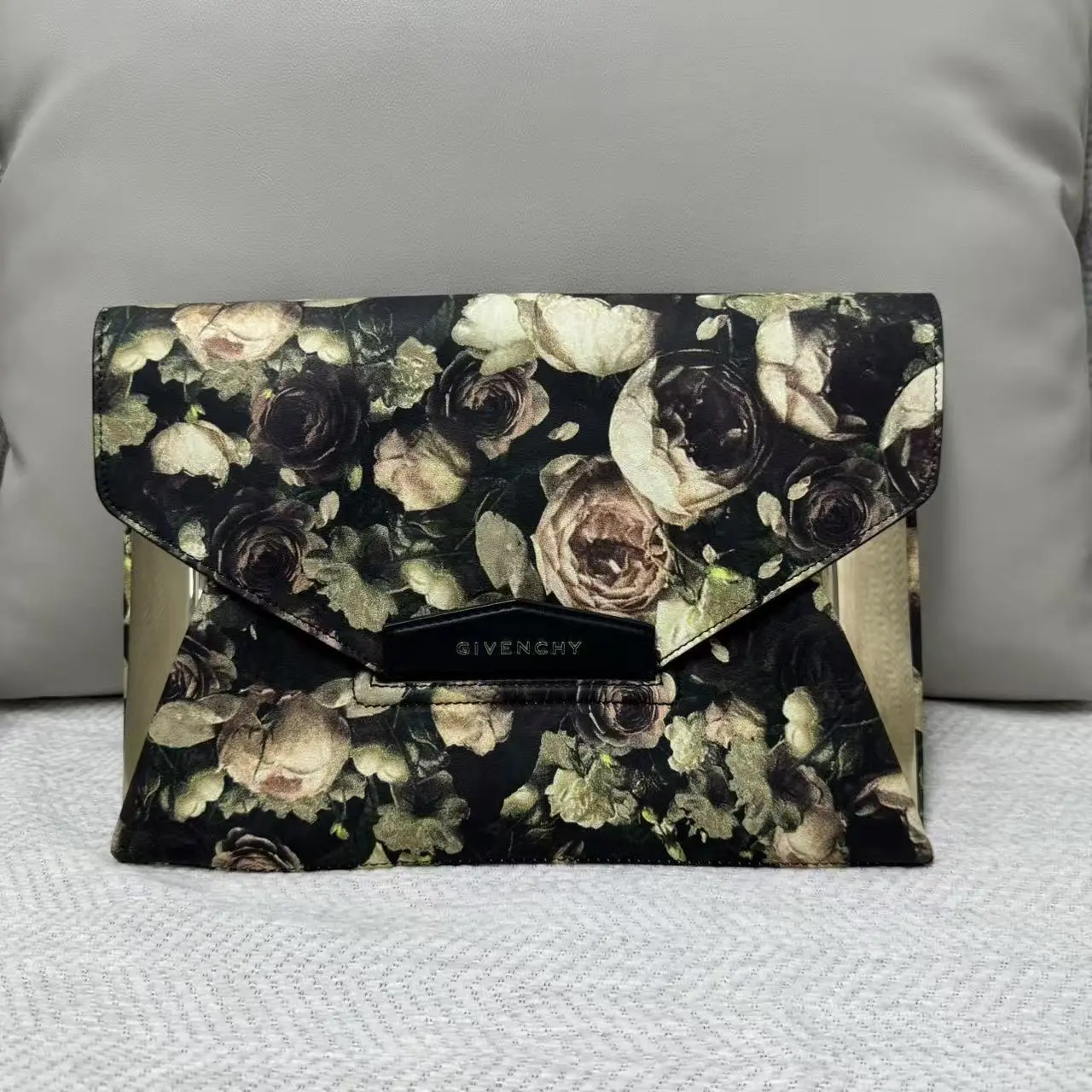 Pre-owned GIVENCHY Calfskin Clutches & Wristlets Antigona Envelope Flap Multicolor CPU0703