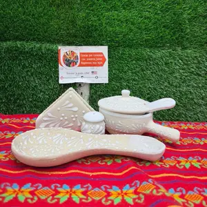 Kitchen Set Pack Relieve Cielito Lindo, color Blanco Arena (Salsera Relieve, Napkin, Salero y Porta Spoon).