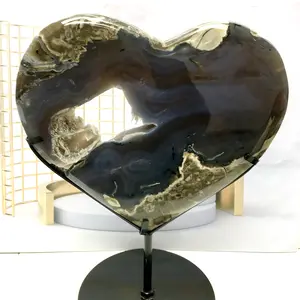 Volcanic ash love, the size is large, the geode is also very beautiful, there is a UV reaction, it is very beautiful in the living room