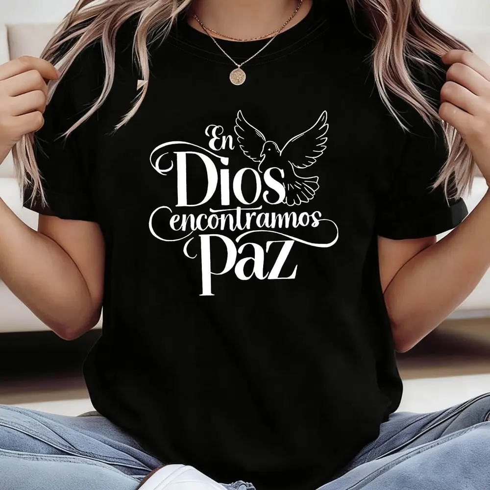 Women’s round-neck, short-sleeve T-shirt with a Spanish “In God we find peace” text print, perfect for casual outings, festive gifts, Pioneer Day