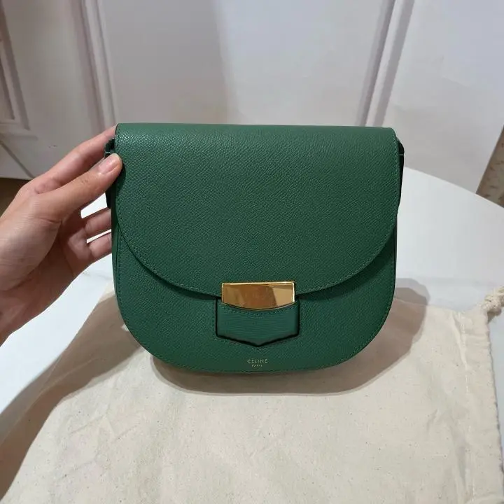 Pre-owned Celine Small Trotteur Crossbody Bag in Jade Green Grained Calfskin with Gold Tone Hardware ZX205