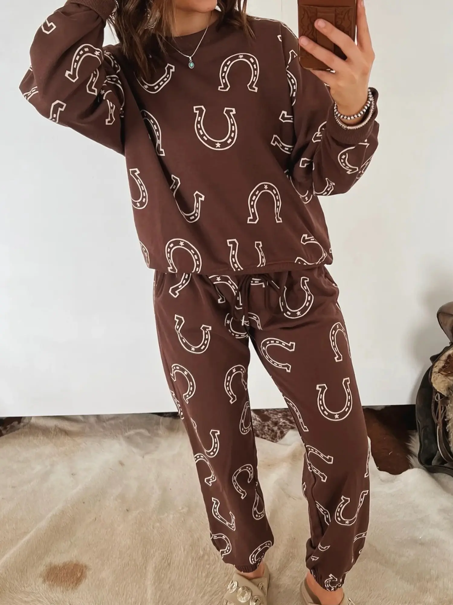 Women's Western Horseshoe Print Two Piece Pant Set, Long Sleeve Pullover Sweatshirt and Drawstring Waist Pocket Pants, Casual Matching Lounge Outfit for Fall Daily Wear and Going Out #FallFashion #FallOutfits