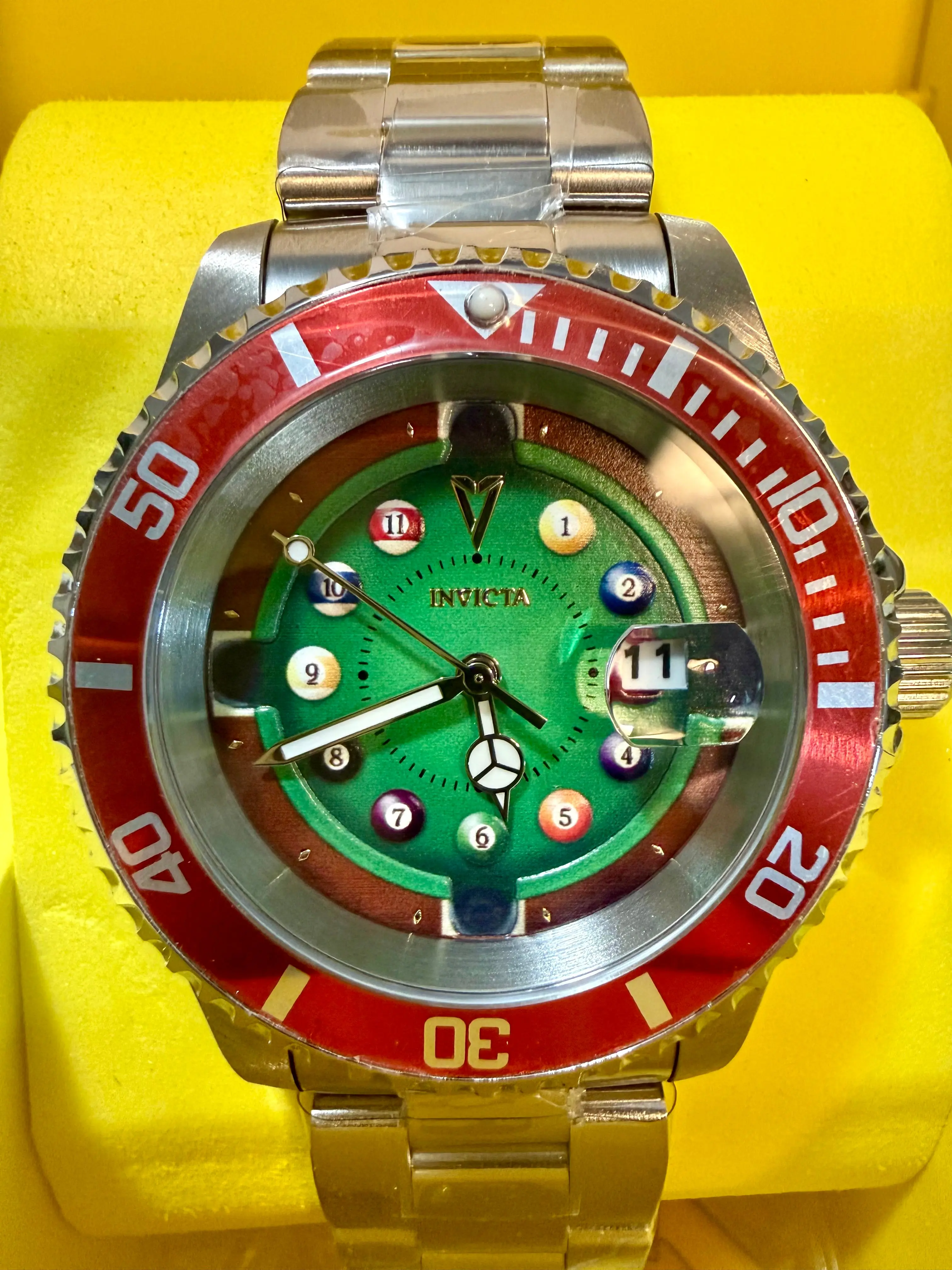Invicta Pro Diver House of Cards 50523 Men 40mm SS Case Band Green Red Dial 200M