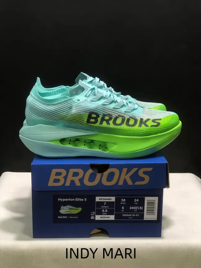 Ultra lightweight professional athletic shoes made of seamless woven mesh, dual-color layered foam midsole paired with full carbon plate boosts forward running propulsion force