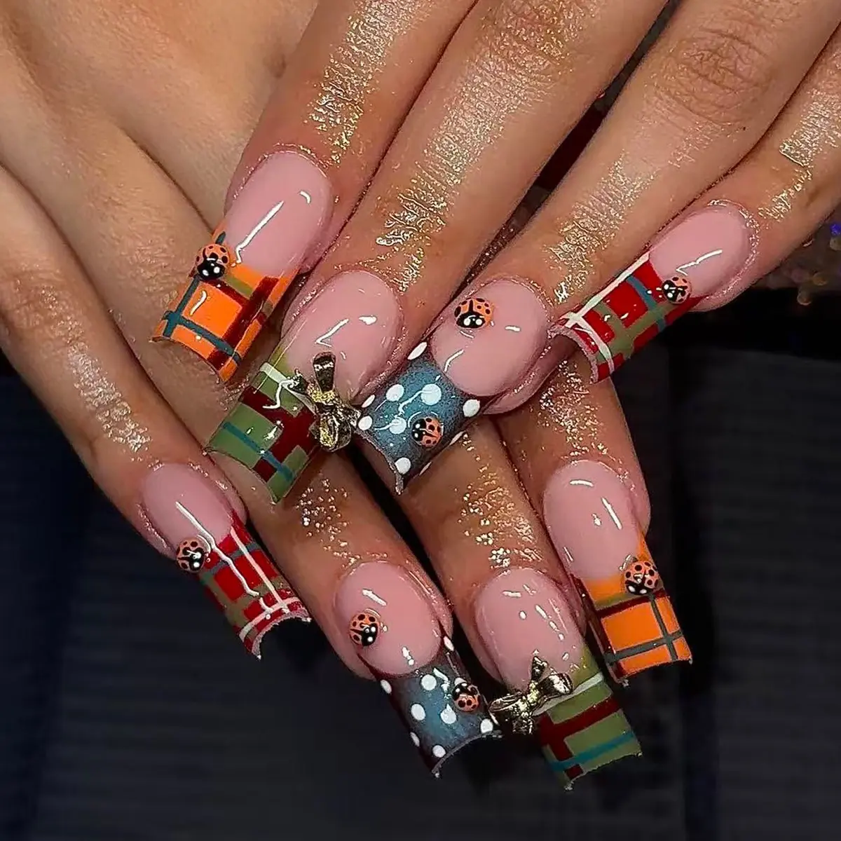 24pcs medium-length square press on acrylic nail, Wrap nail design, red and green, gift box plaid French tips nails, 3D ladybug design, British style fake nails, Diy nail art, Decorative nails, portable for parties and outings