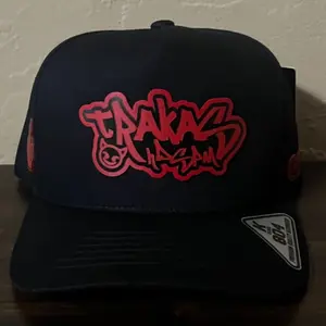 TRAKAS BLACK AND RED HAT