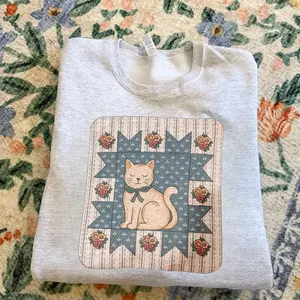 Vintage Patchwork Cat Shirt, Cute Floral Cat Graphic Shirt, Cottagecore Quilt Style Cat Lover Top, Cozy Retro Animal Crewneck, Gift for Cat Moms Cat Lovers