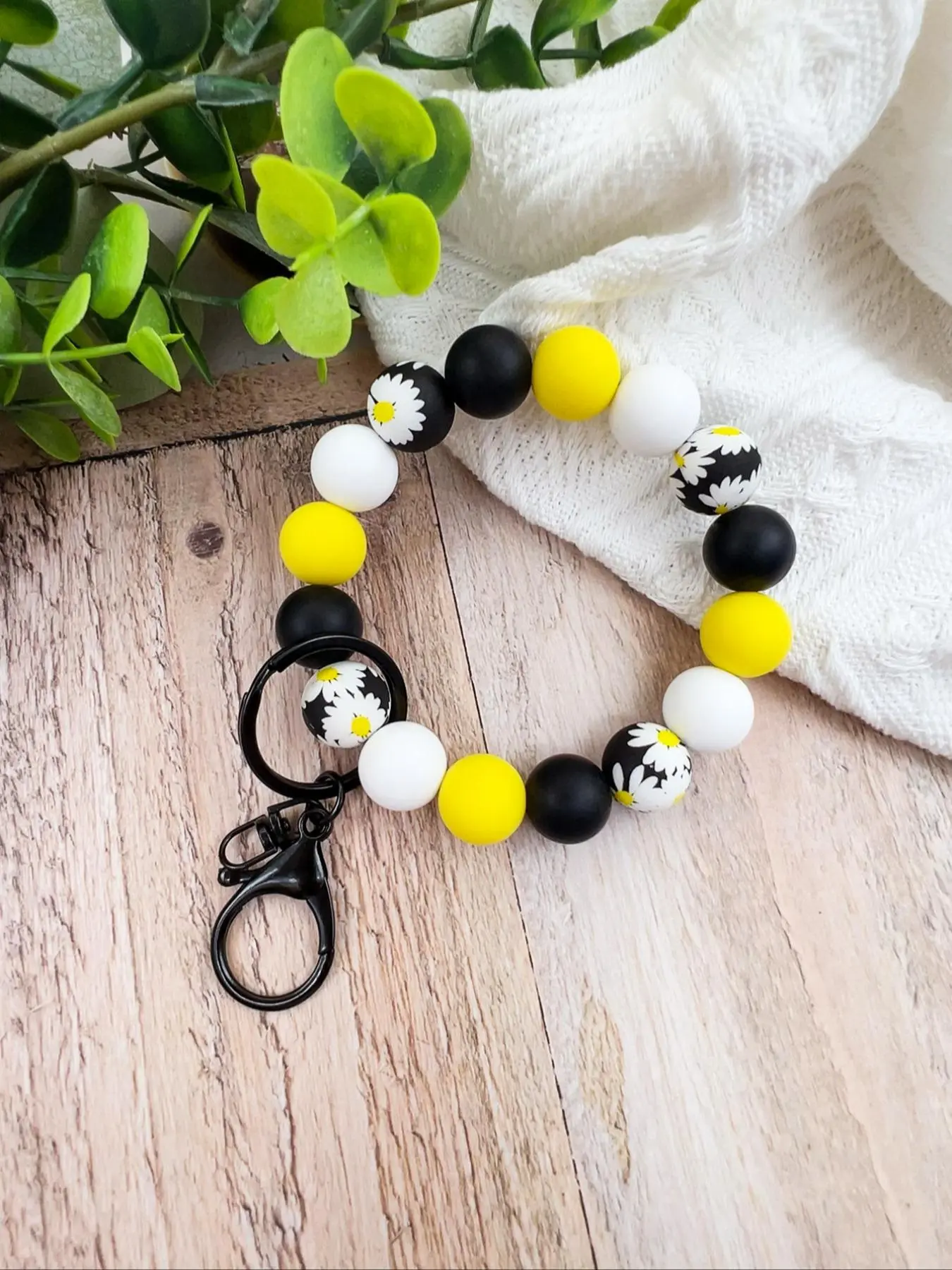 Silicone Beaded Wristlet Keychain, Boho Floral Daisy Print Matte Silicone Beads Key Ring Holder, Pastel Multi-Color Beaded Keychain for Women Girls, Hands-Free Anti-Lost Wrist Strap for Keys Purse Bag Accessories, Keychain Accessory