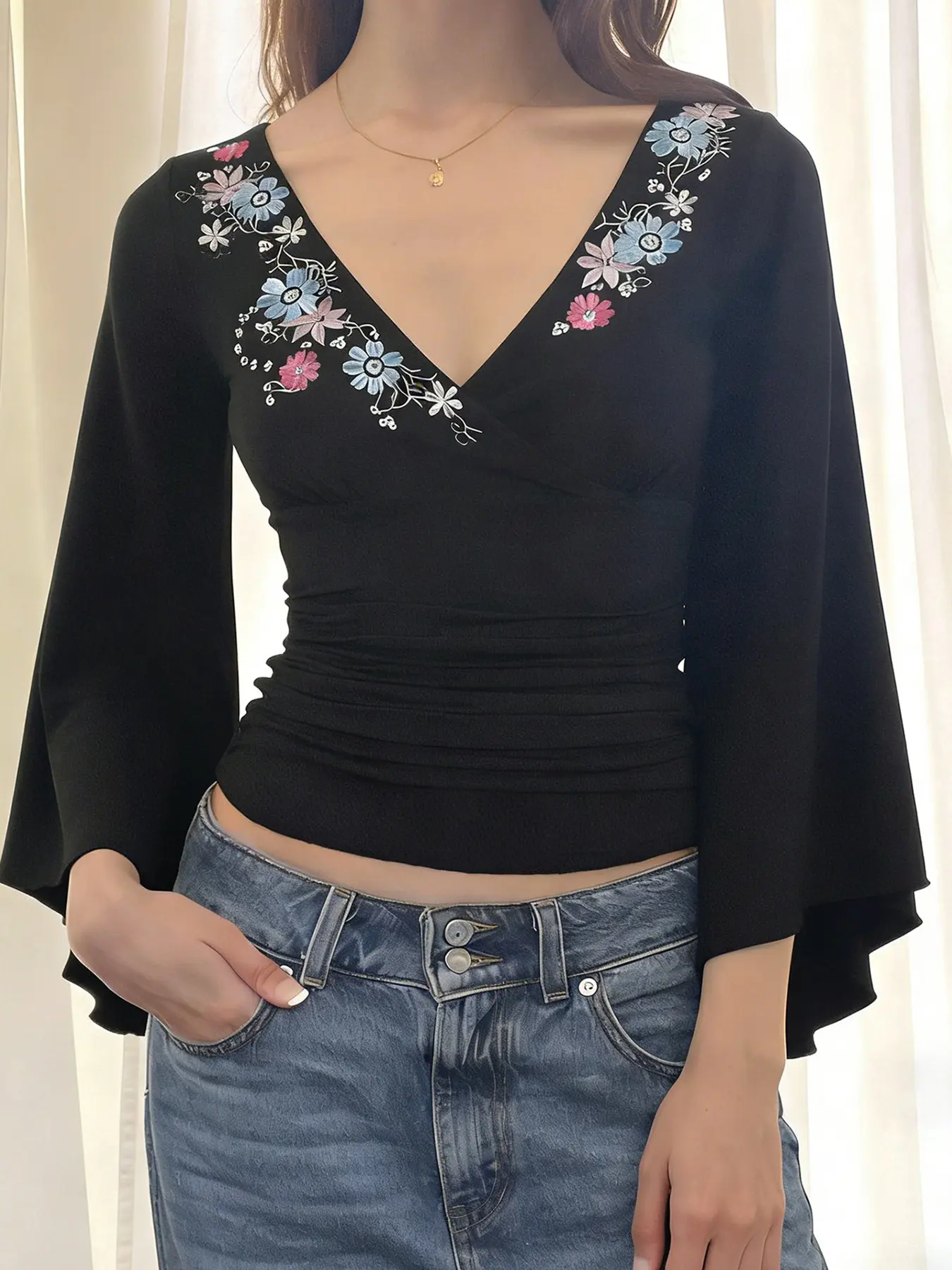 Ethnic Floral Embroidery V-Neck Black T-Shirt, Pleated Waist Design Bell Sleeve Knit Top, Casual Daily Wear, Versatile Fashion, Long Sleeve, Casual Trendy Shirt, Bell Sleeve Shirts