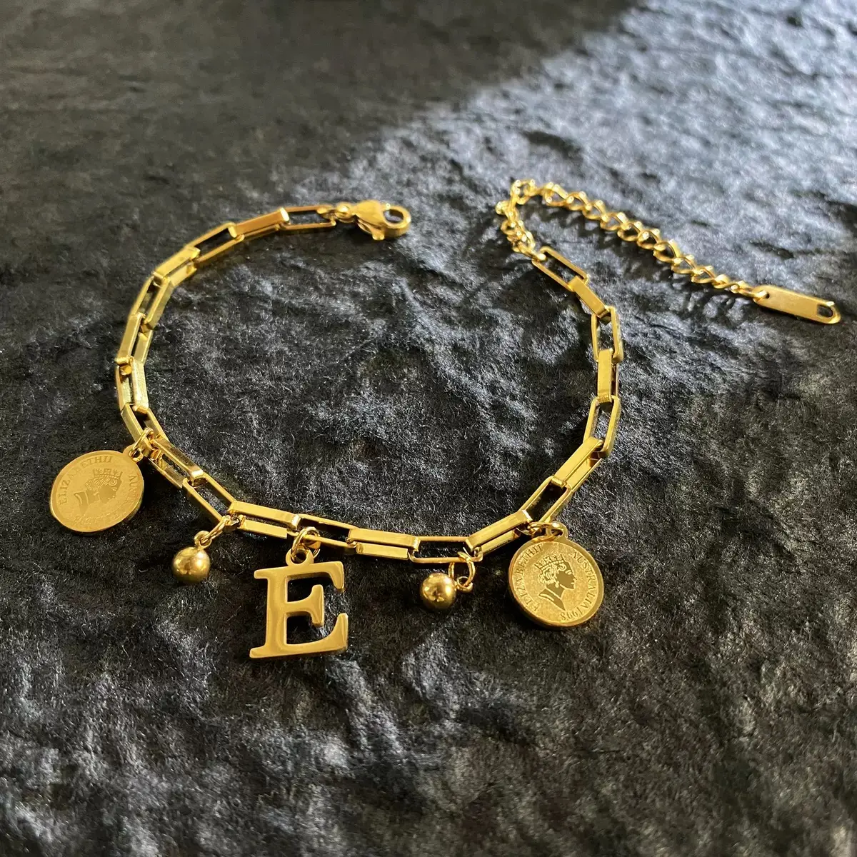Gold-Plated Initial Bangle - Golden Tone Bracelet with Queen Elizabeth Portrait Pendants & Korean Characters, Stainless Steel Bangle for Adults, Stylish Accessory for Any Occasion