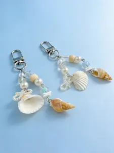 A marine-style keychain and door hanger made with natural shells, conch, beads, and pearls, suitable for everyday wear, vacation dates, and other occasions, and also a delightful and exquisite small gift.