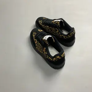Large-size vintage style leopard print sneakers, low-top lace-up trainers for men and women