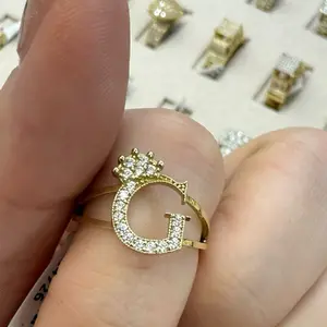 Anillo de oro 10k con inicial tenemos la letra E y la letra ta G disponible