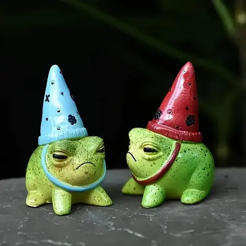 2pcs Mini Frog Garden Gnome Resin Figurines, Sculptures, Cute Frog Statue with Gnome Hat for Plant Pots, Country Style Decorative Ornament, Perfect Gift