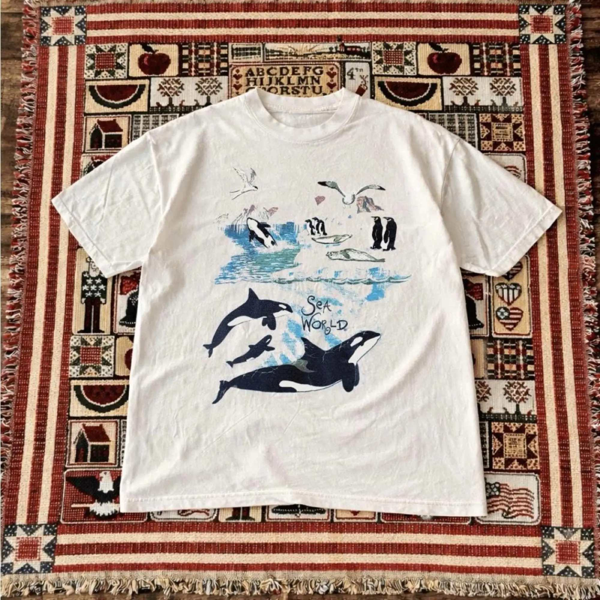 Gildan Men's and Women's T-shirt, Vintage Sea World Orca Killer Whale & Penguins T-Shirt - Retro Aesthetic Marine Life Ocean Graphic Tee, Unisex Vintage Graphic Tees Gothic Grunge Y2k Emo Scene Amity Affliction Style Clothes Men Women Streetwear Summer