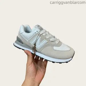 Light gray leather running shoes with shock absorption, durability, breathability, low heel, suitable for both men and women