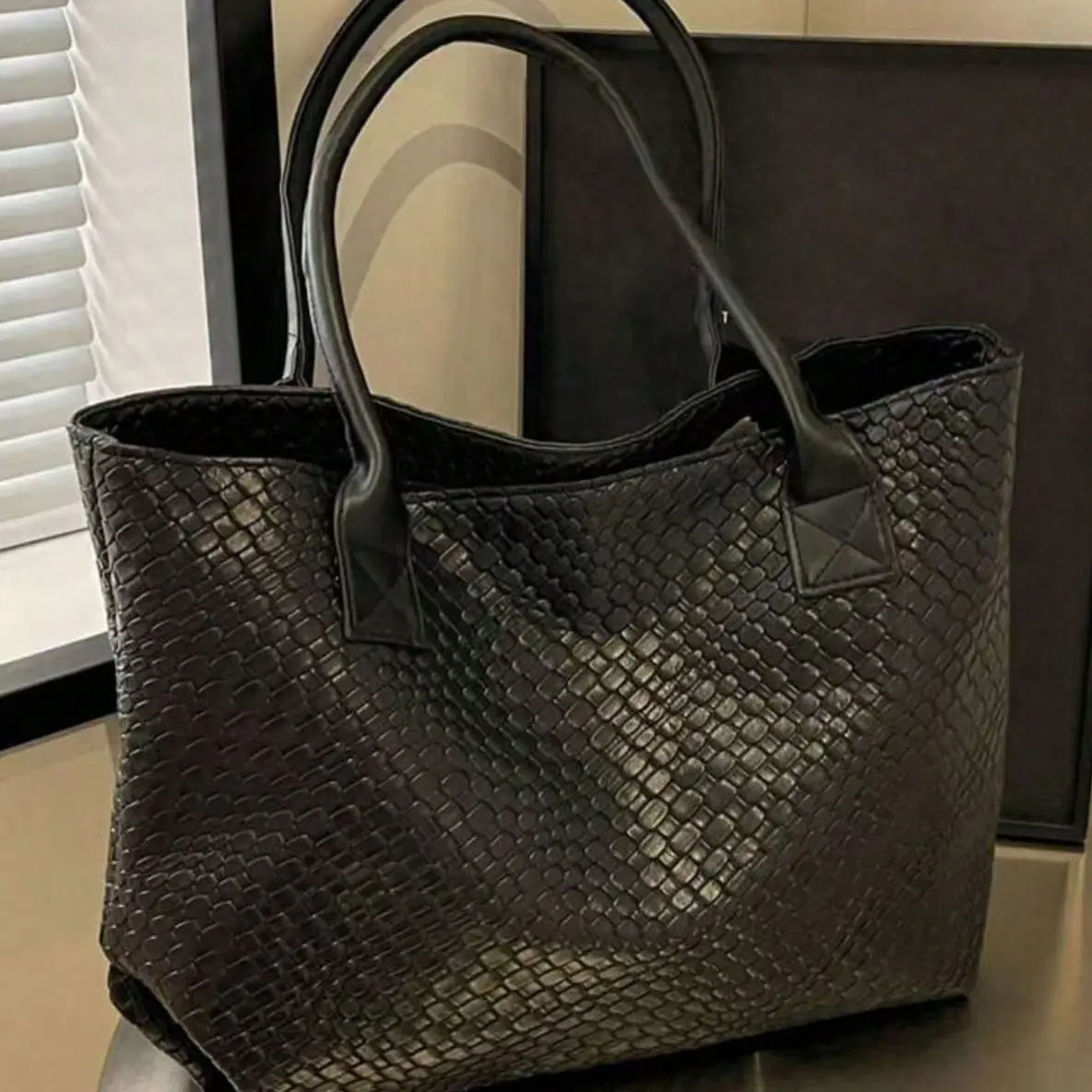 New High-Capacity Woven Pattern Handbag, Fashionable Shoulder Tote Bag with Niche Design, Solid Color Shoulder Shopping Bag, Suitable for Daily Use, Shopping, Work, Eye-Catching Work Bags for Women