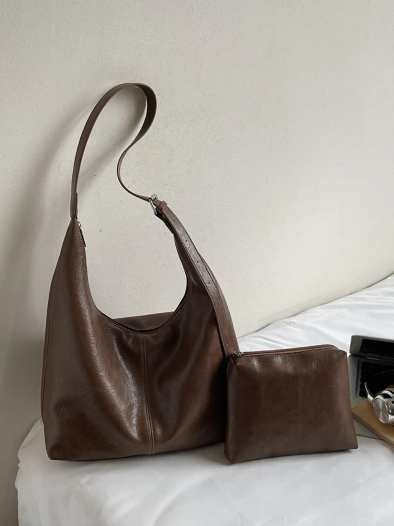 Relaxation style retro simple and fashionable tote bag, niche design crescent shaped large capacity Casual shoulder bag, can accommodate personal belongings, lightweight and easy to carry, suitable for shopping and gatherings