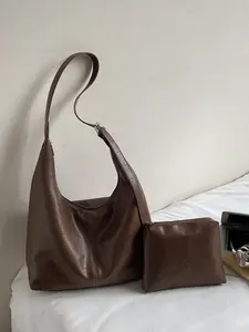 Relaxation style retro simple and fashionable tote bag, niche design crescent shaped large capacity Casual shoulder bag, can accommodate personal belongings, lightweight and easy to carry, suitable for shopping and gatherings