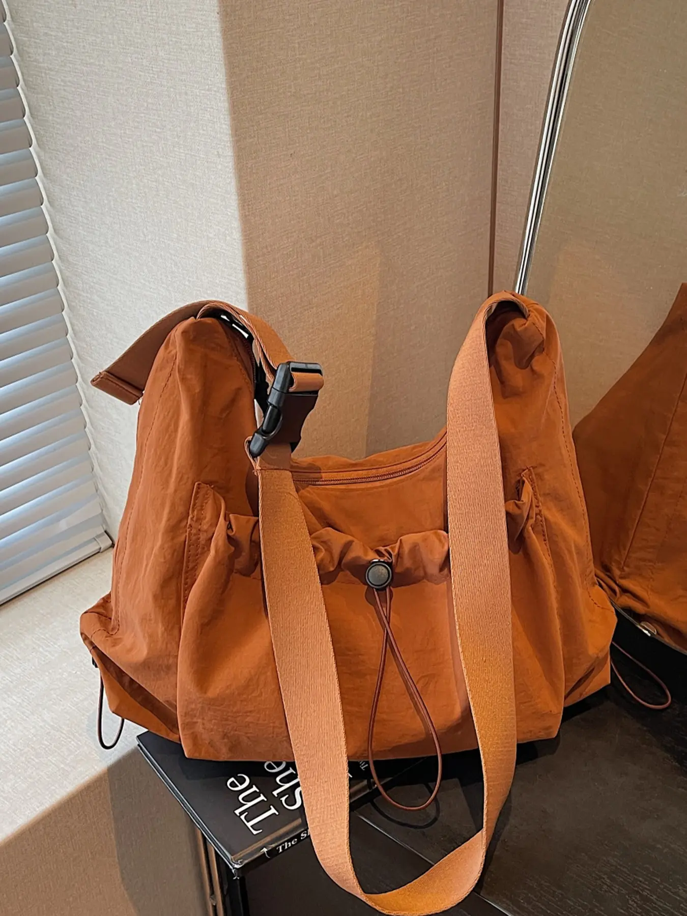 1pc Retro pleated Hobo crossbody bag, with drawstring buckle details and widened adjustable shoulder straps, suitable for women's daily commuting and relaxed casual atmosphere dressing scenes, Daily commuter bag, Crossbody shoulder bags