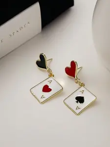 A pair of stylish and elegant playing card earrings, suitable for daily wear, vacation dates, and other occasions, and also a surprising and exquisite small gift.