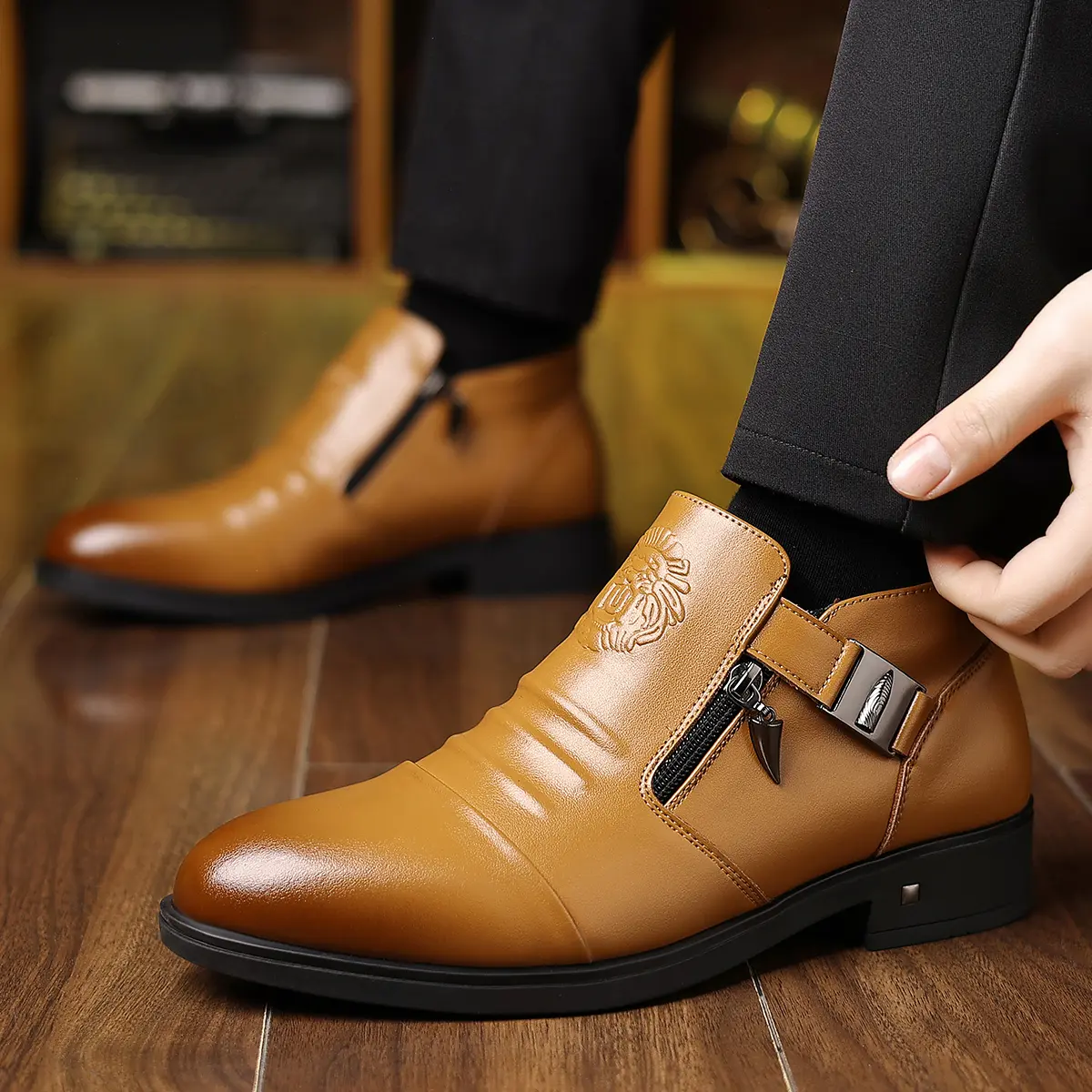 Men's business casual slip-on boots with lion motif Men's business casual slip-on boots with lion motif