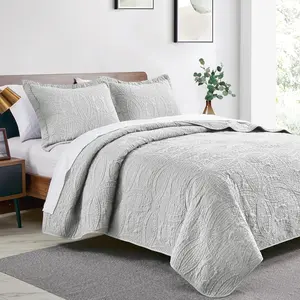 Full-size bed set with white bedspread - Light summer sheets - Currency pattern bedspread suitable for all seasons - Set of three (1 mattress cover, 2 pillowcases)
