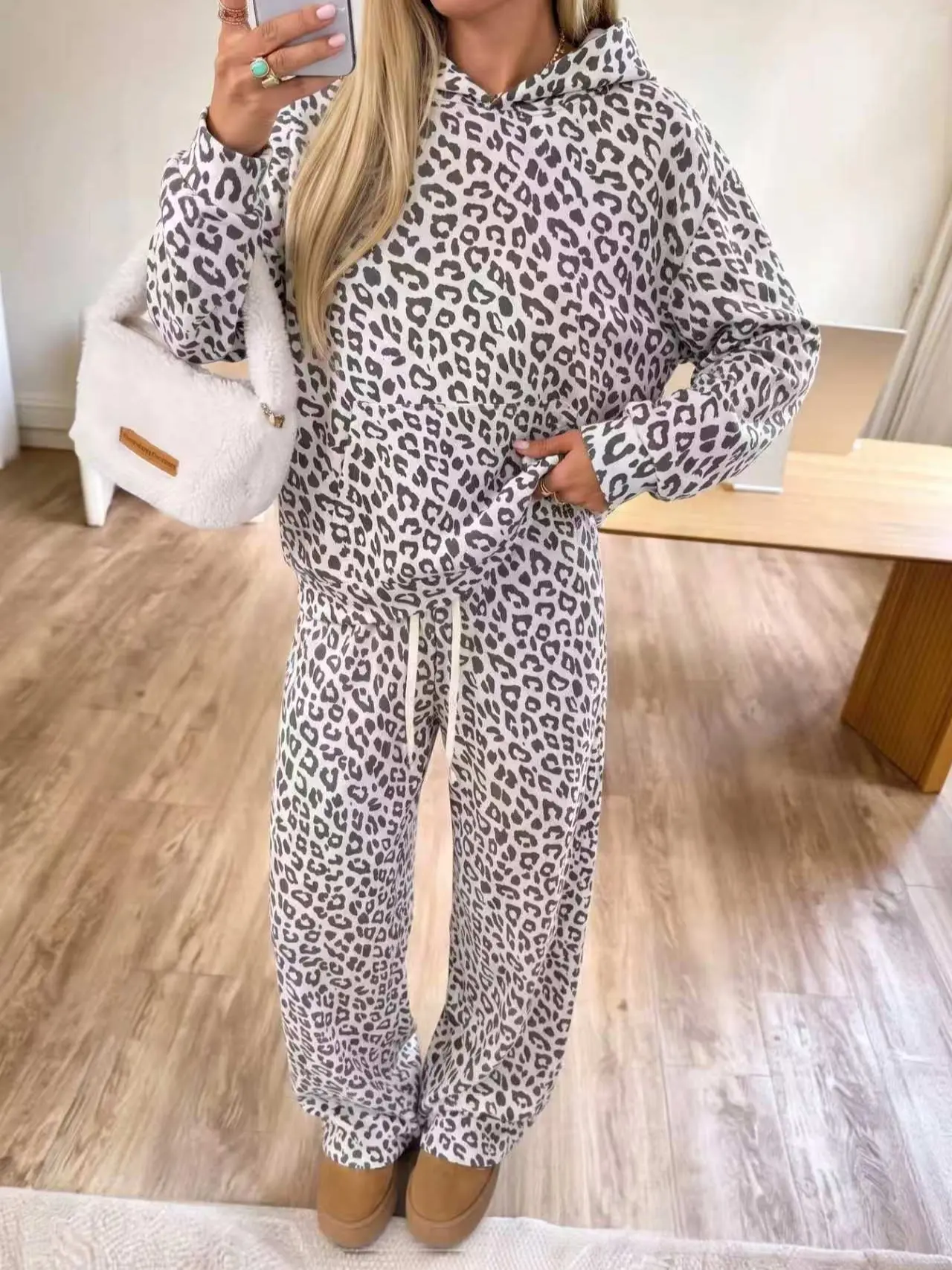 Women’s cotton leopard-print two-piece set, long-sleeve hooded sweatshirt with kangaroo pocket + drawstring wide-leg pants, casual coordinated outfit for autumn/winter