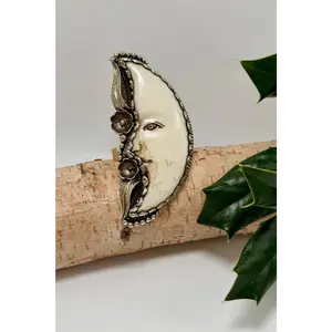 Lunar Gaze Ring (Crescent Moon)