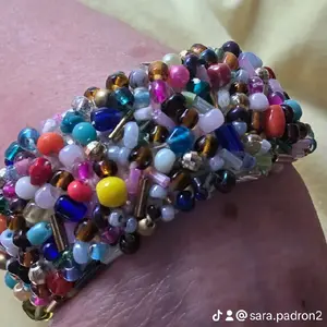 pulsera tejida con perlas pequen̈as de distintos colores