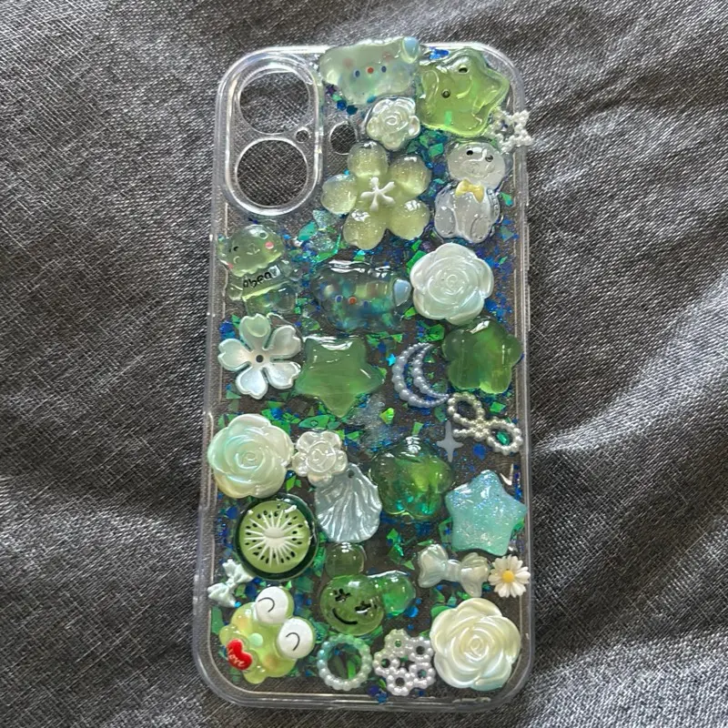 iPhone 17 Junk CAs e with Green Glitter and Floral Design Protective Case for iPhone 17