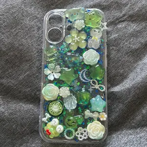 iPhone 17 Junk CAs e with Green Glitter and Floral Design Protective Case for iPhone 17