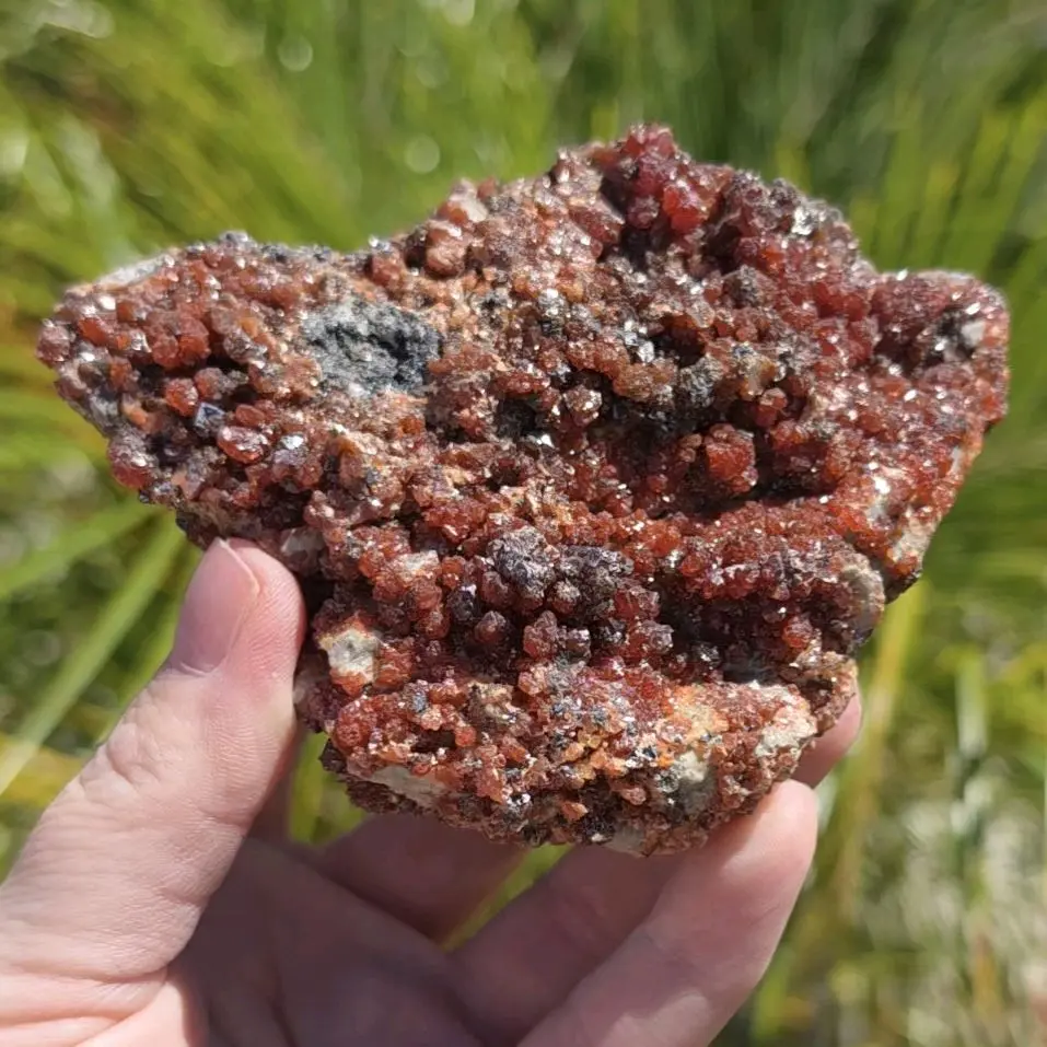 Fluorescent and Phosphorescent Red Sphalerite