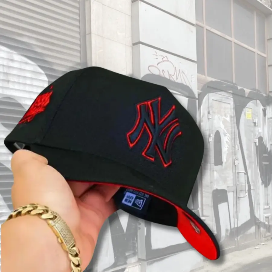 Black New Era 9FORTY New York Yankees Curved Brim Baseball Hat, Red Outline Embroidered NY Logo & Red Undervisor, MLB Streetwear Cap, Collector’s Limited Edition 2026 Urban Streetwear Gorra premium, moda urbana para hombres y mujeres