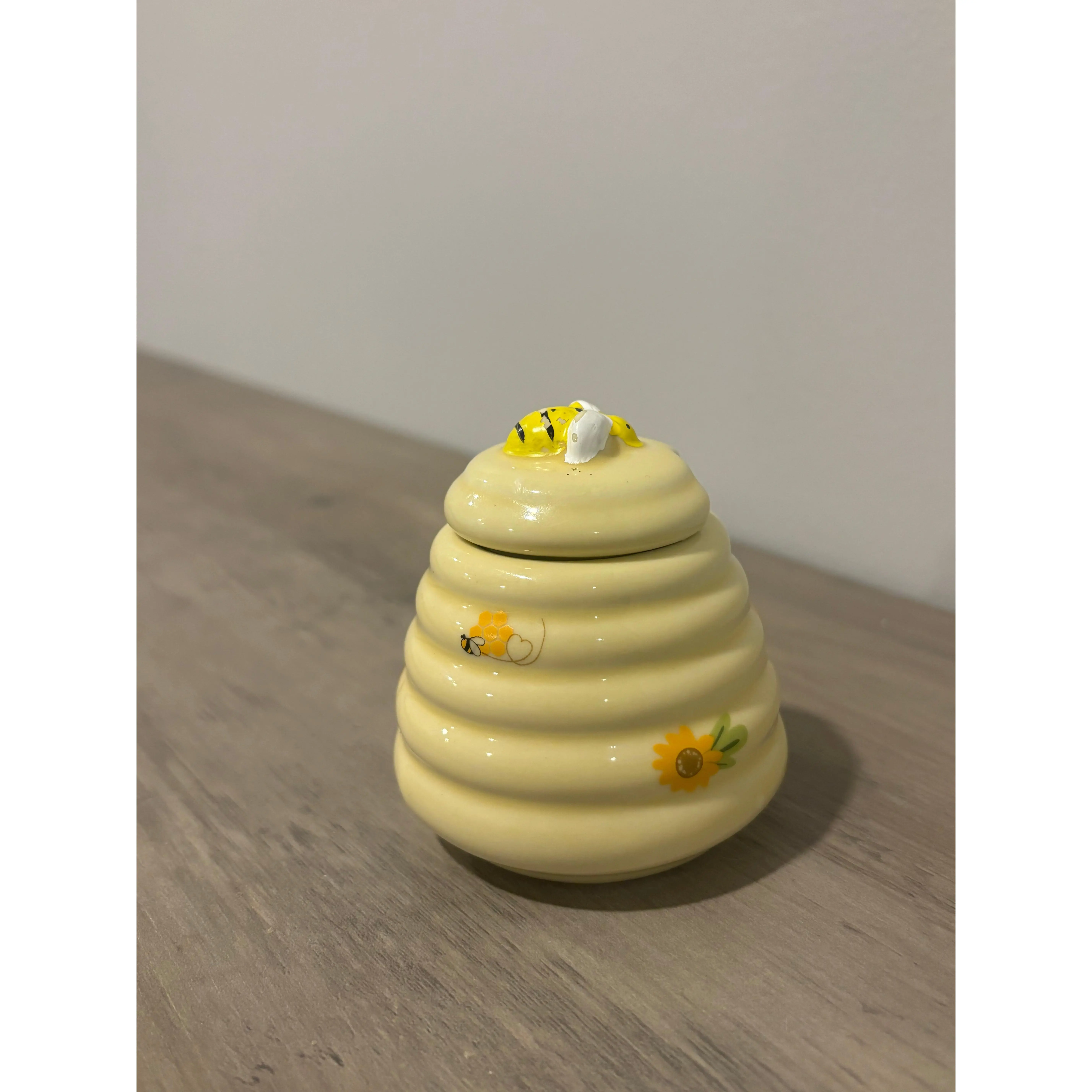 Honey scented bee hive candle