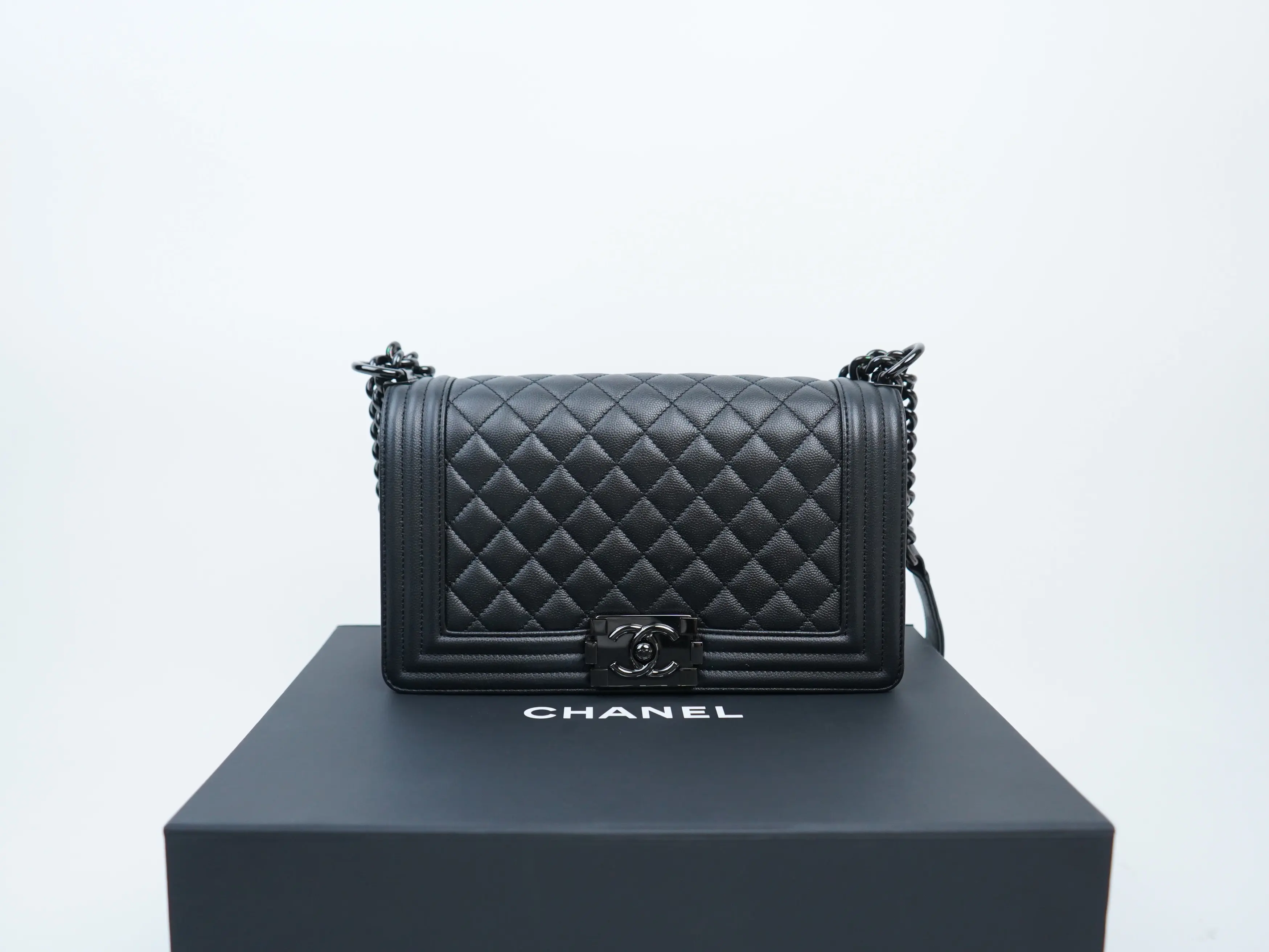 Pre-owned CHANEL caviar calfskin Crossbody Bags Quilted Old Medium Boy Flap So Black