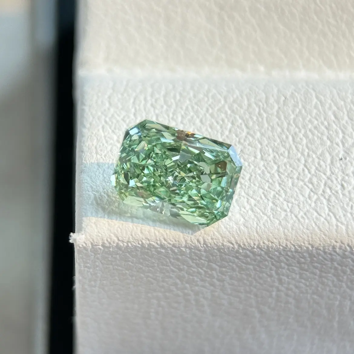 3ct Green Radiant Cut Sparkling Moissanite Loose Gemstone, VVS1 Clarity, Traceable GRA Certificate, High-Quality Blue Artificial Gemstone for Engagement, Anniversary & Custom Jewelry