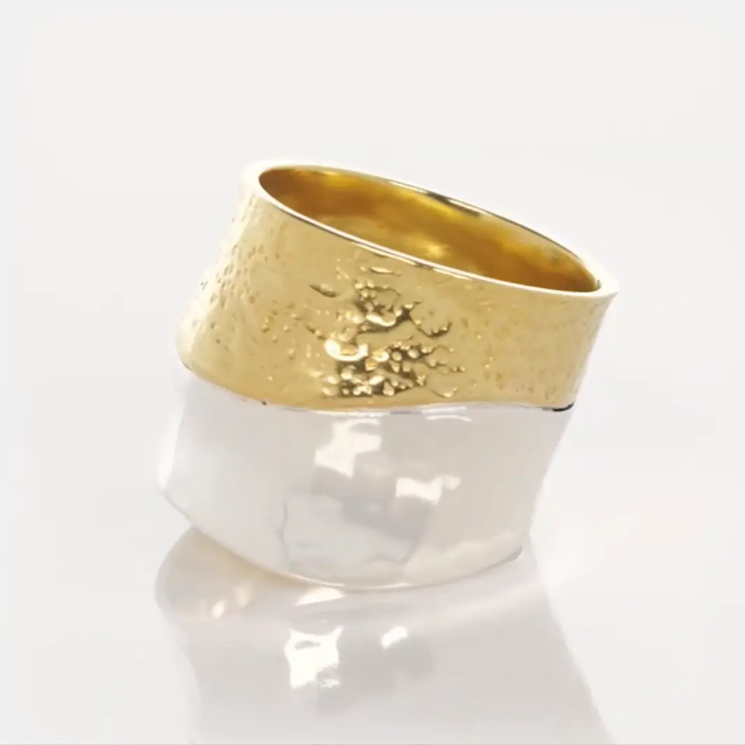 Women's 2-Tone Hammered Wide Band Casual Ring - Lightweight Chunky Jewelry, Bold Statement Costume Ring, Stackable Accessory for Minimalist Fashion Enthusiasts