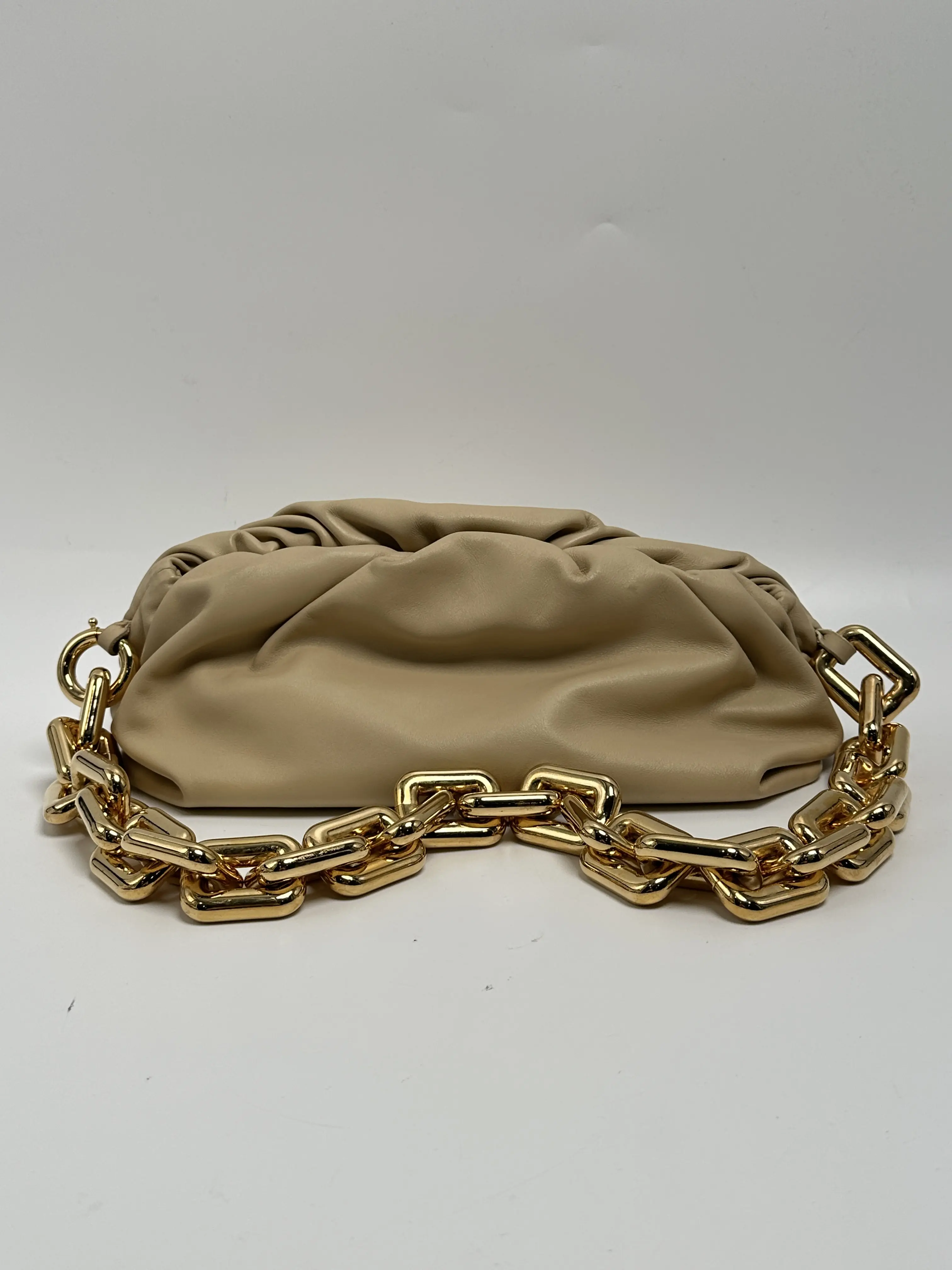 Pre-owned BOTTEGA VENETA leather Shoulder Bags Chain Pouch Shoulder Bag – Beige ZS006BV