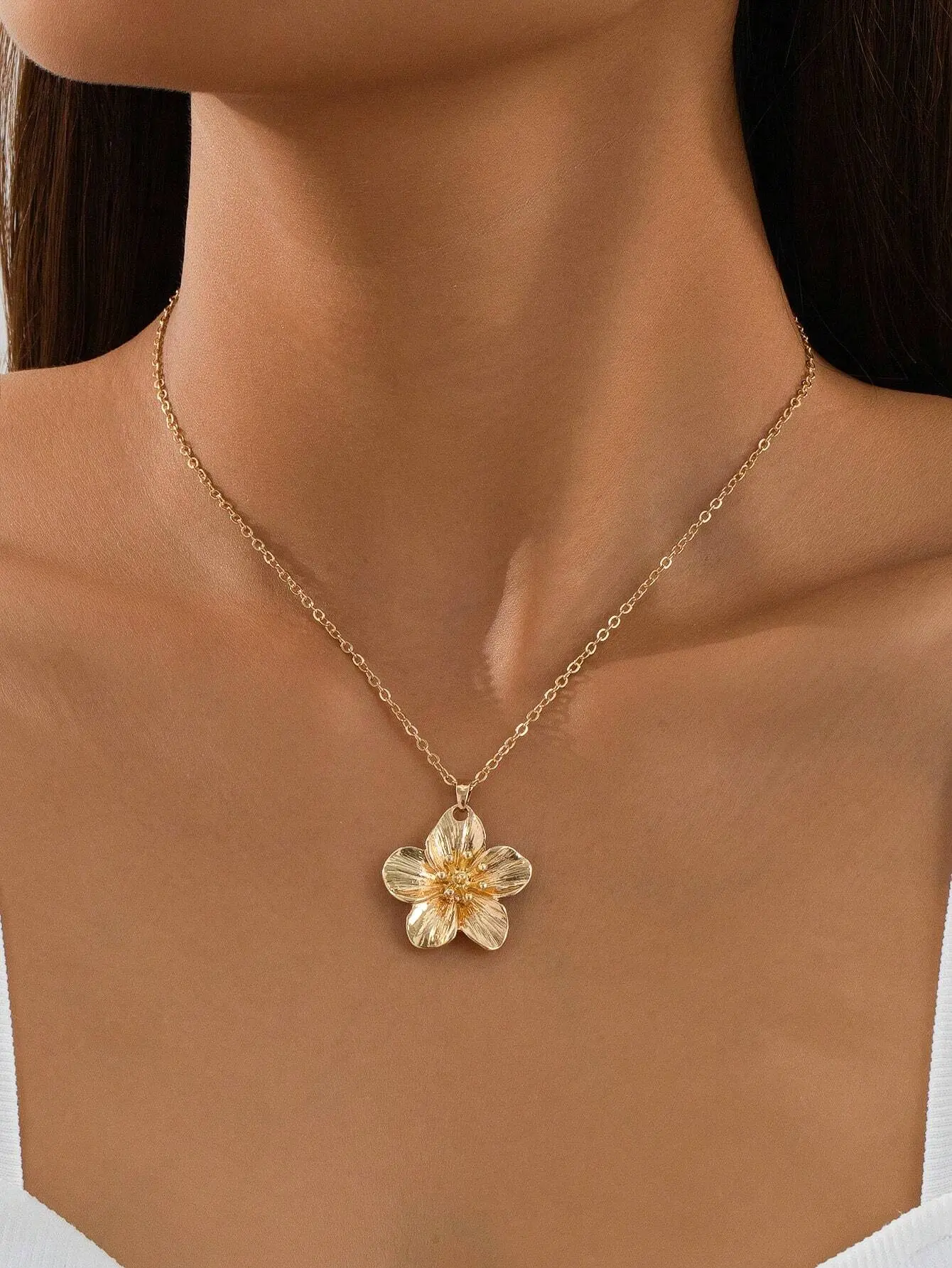 1pc Vacation Style 5-Leaf Flower Gold Pendant Necklace, Wedding Gift For Women