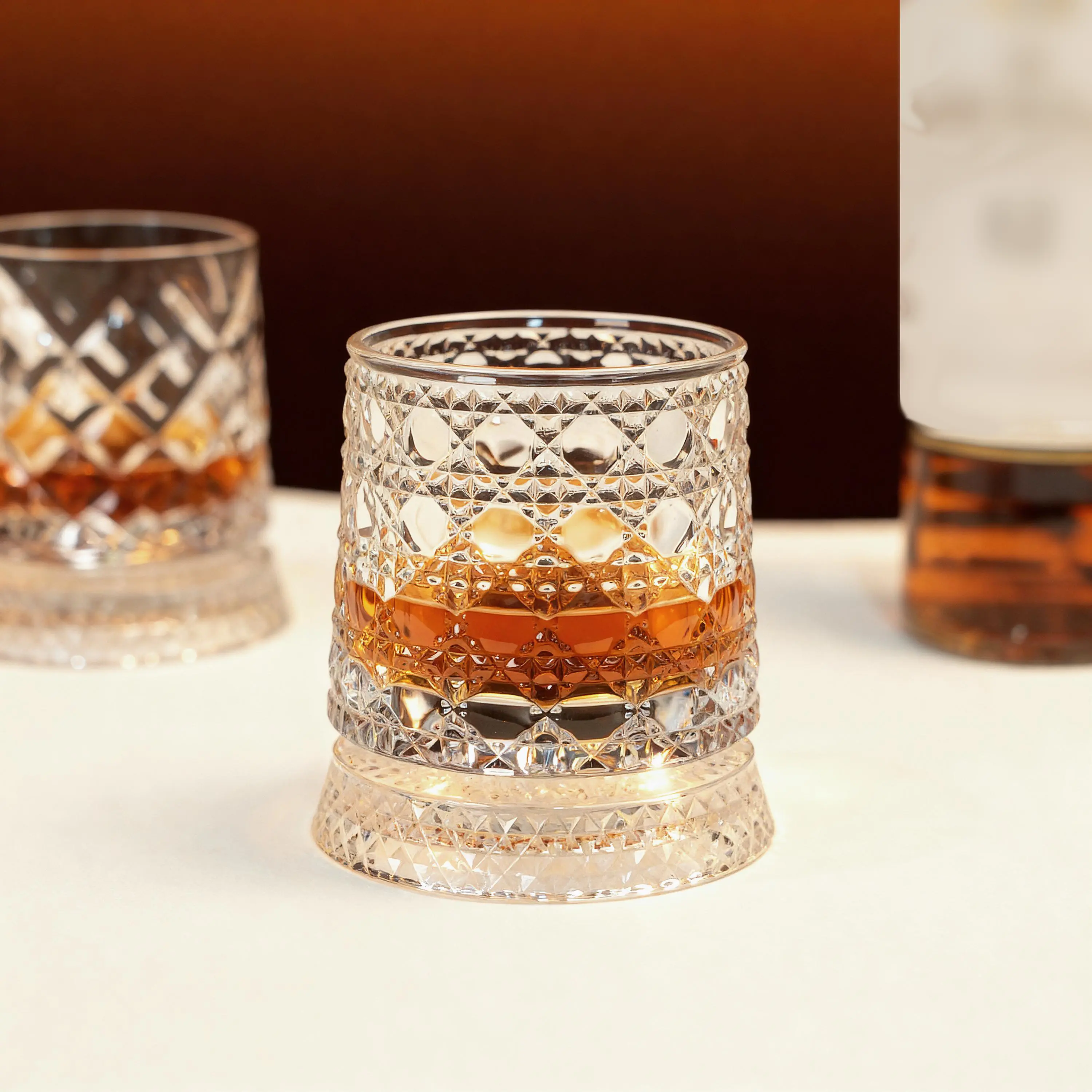 360° Rotating Crystal Whiskey Glass – Diamond Cut Spinning Tumbler for Wine & Cocktails, Premium Barware Gift Cup